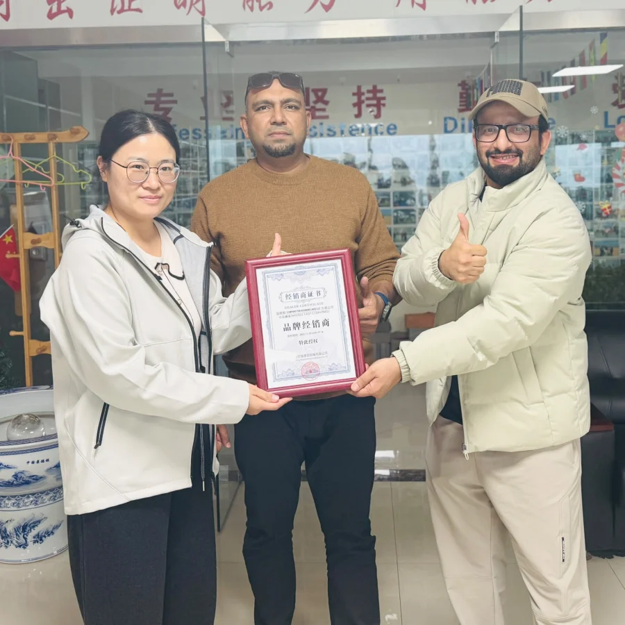 4U Business Links team receiving a certificate from a manufacturer